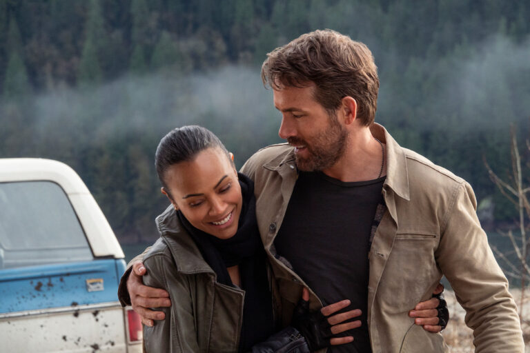 Zoe Saldana and Ryan Reynolds in The Adam Projec-Netflix-CesarAS