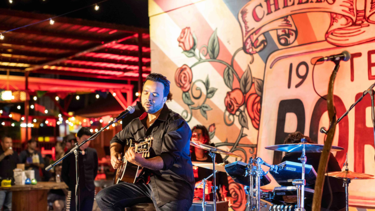 Luis Fonzi in Say A little